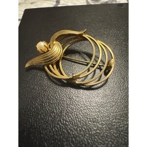 Vintage Gold Toned Round Flowing Leaves with A Pearl Brooch Pin